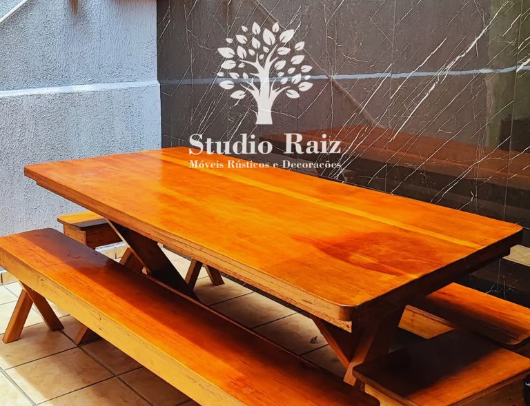 Artesão da Studio Raiz trabalhando a peça
