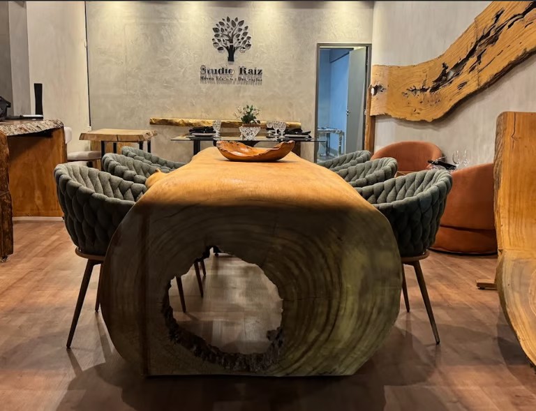 Artesão da Studio Raiz trabalhando